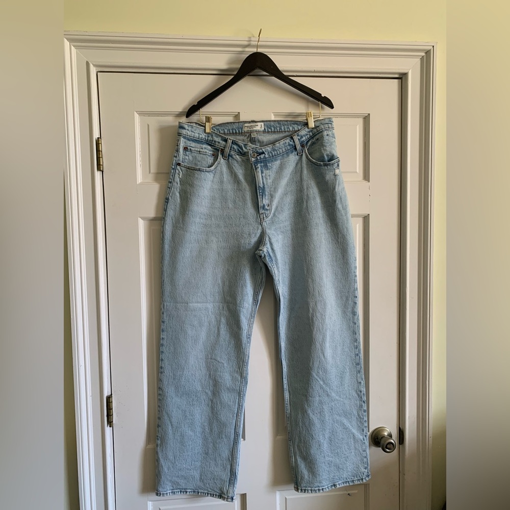 Abercrombie and Fitch! 33/16r Curve Love! The 90s Relaxed Jean High Rise.